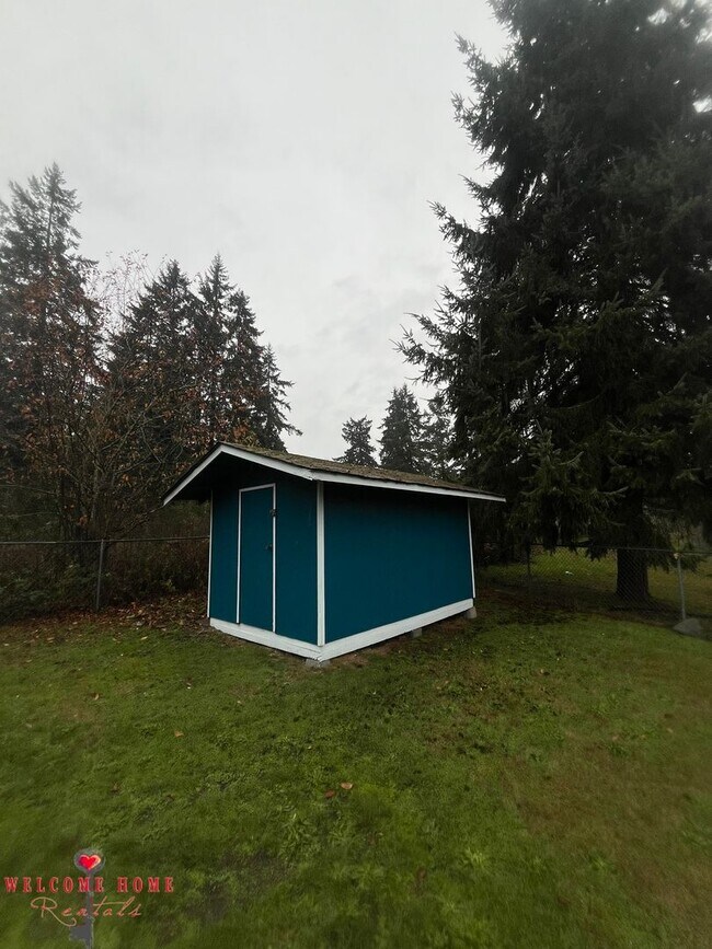 Building Photo - Remodeled rambler, no carpet, with HUGE fenced yard!!