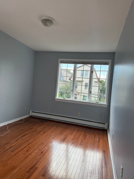 Bedroom 1 w/ fixed windows - 137 Baldwin St
