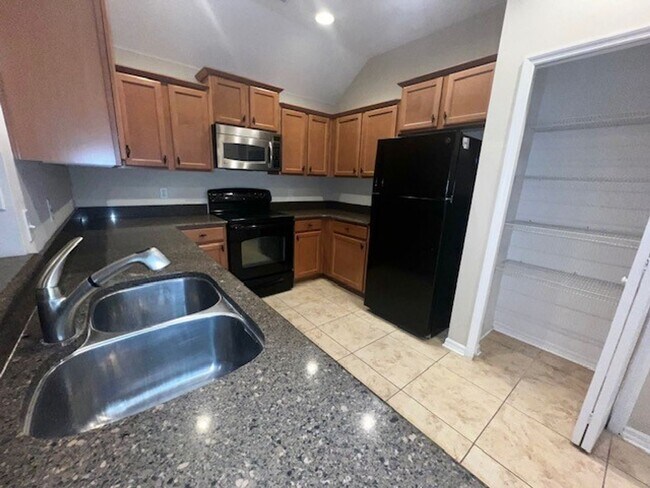 Building Photo - MOVE IN MAY-OVIEDO RENTAL!BEAUTIFUL 3 bd 2.5 bath townhome! 2 CAR ATTACHED GARAGE!FRESH PAINT!