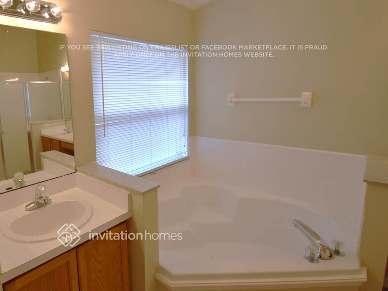 Building Photo - 4508 Oakton Dr
