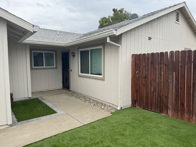 Building Photo - Duplex for Rent in Sacramento, CA