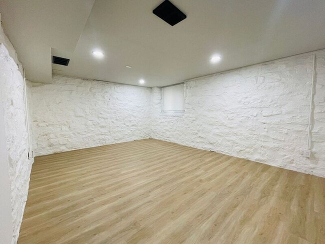 Building Photo - 2010 W 95th St