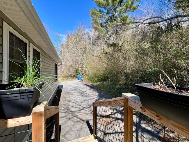 Building Photo - 3-Bed, 2-Bath home in N. Asheville!