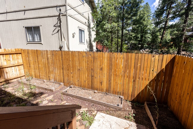 Building Photo - 335 Sandia Cir