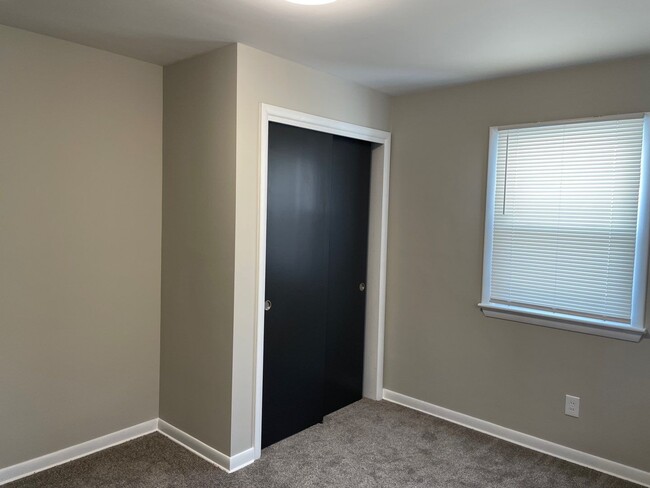 Building Photo - 1910 Thornapple Ave