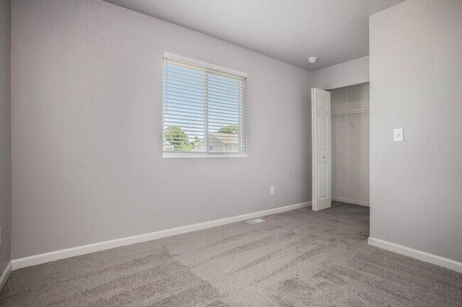 Building Photo - 5643 Claremount St