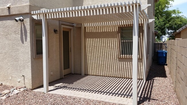 Building Photo - 5627 W Huntington Dr