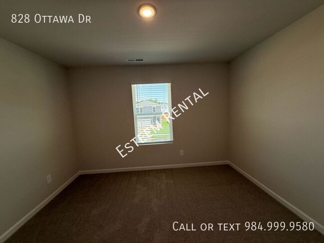 Building Photo - 828 Ottawa Dr