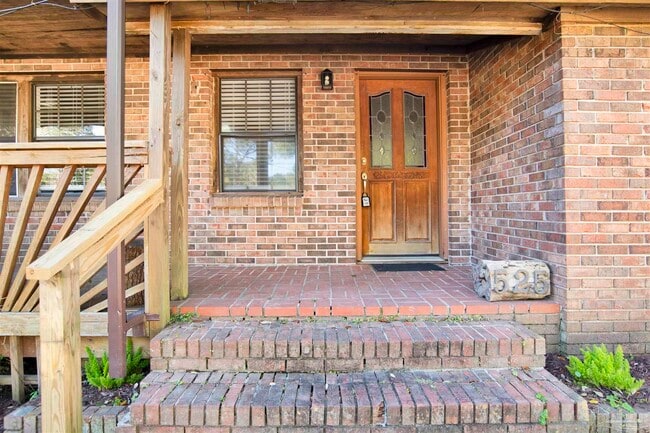 Building Photo - 525 Lakewood Rd