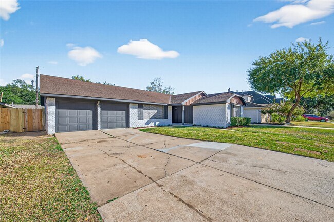 Building Photo - 9011 Landsdowne Dr