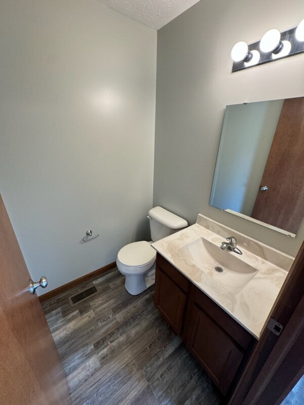 Building Photo - 2 Bedroom Townhouse with Garage