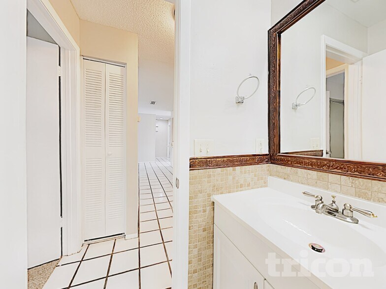 Building Photo - 14607 Knoll Ridge Dr