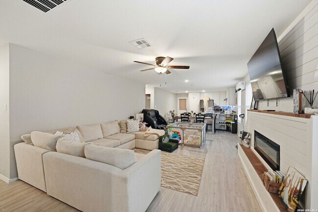 Building Photo - 140 Maverick Cv