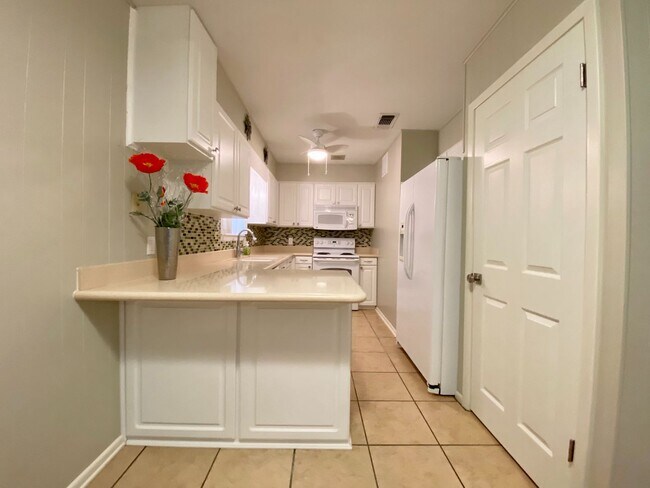 Building Photo - Colonies North Home with 3 BD | 2 BA Available JULY 2026!!