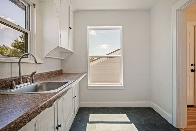 Building Photo - Modern 1-Bedroom Apartment with Thoughtful Design