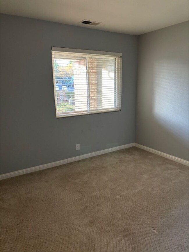 Building Photo - Cozy 2 Bedroom Duplex Walking Distance to ...