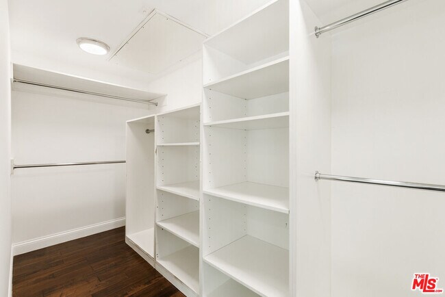 Building Photo - 320 S Swall Dr