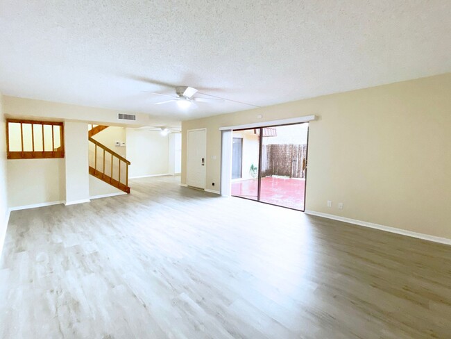 Building Photo - 2BD/2.5BA Beautifully Renovated Two Story ...