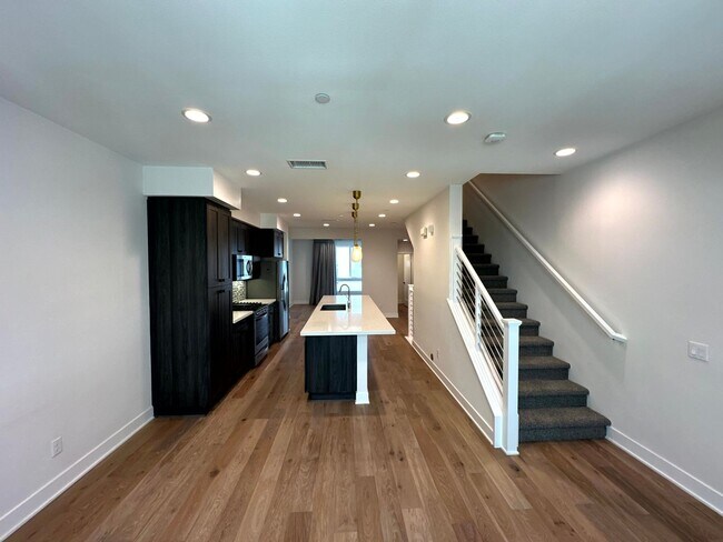 Building Photo - Fantastic 3 Story Townhome - 2 bedrooms - ...