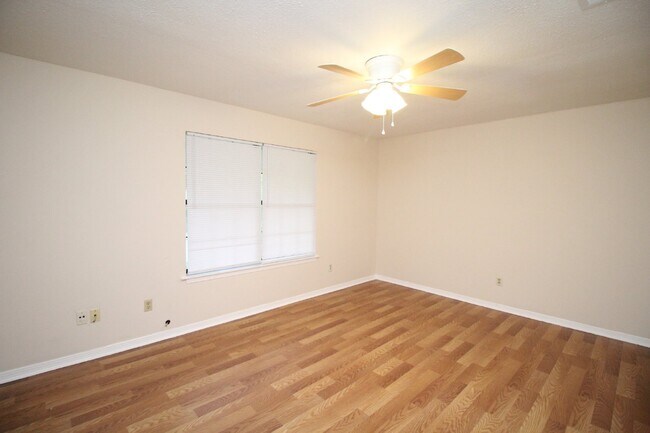 Building Photo - NE Pensacola 2 story  updated townhouse ne...