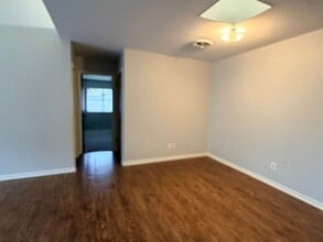 Building Photo - Spacious 2/2 rental home