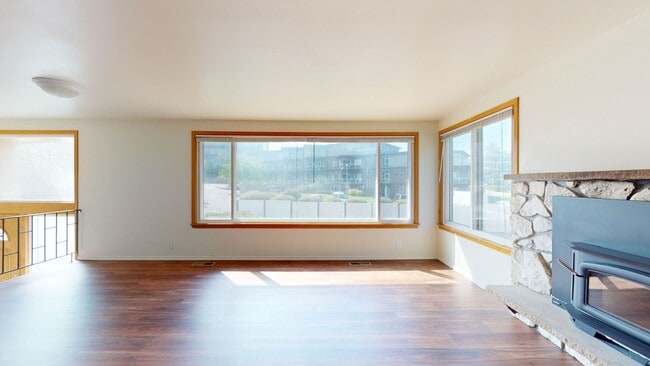 Building Photo - Location, Location, Location! - Four Bedroom house located minutes from Des Moines Waterfront