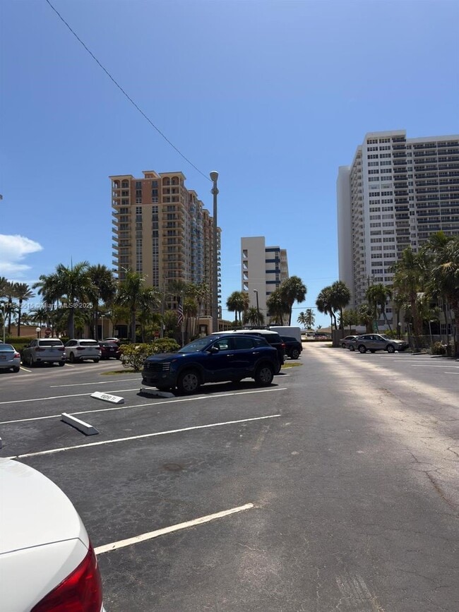 Building Photo - 3113 S Ocean Dr