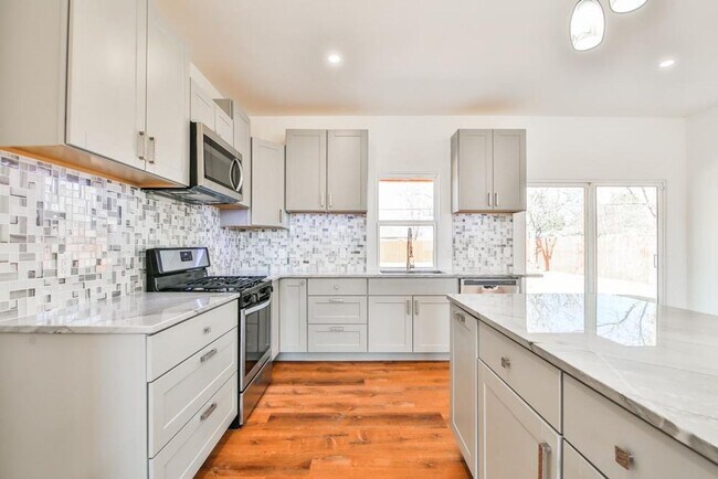 Building Photo - PRE-LEASING FOR JUNE OR JULY! Beautiful Newer Construction Home