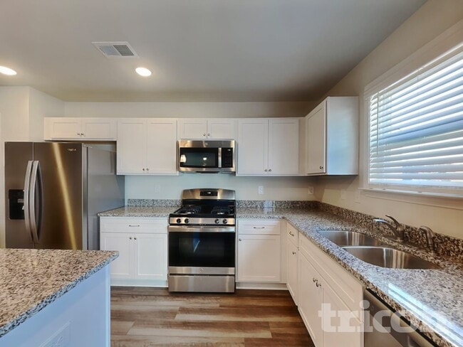 Building Photo - 33 Chalet Ct