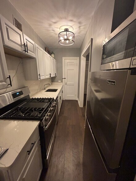 Kitchen - 2000 N Lincoln Park W