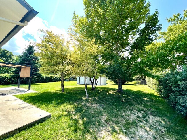 Building Photo - 4 bed 2 bath Single Family Home with Bonus Room, Fully Fenced Yard and Double Car Garage Close to...