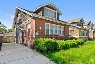 Building Photo - 27 E 101st Pl