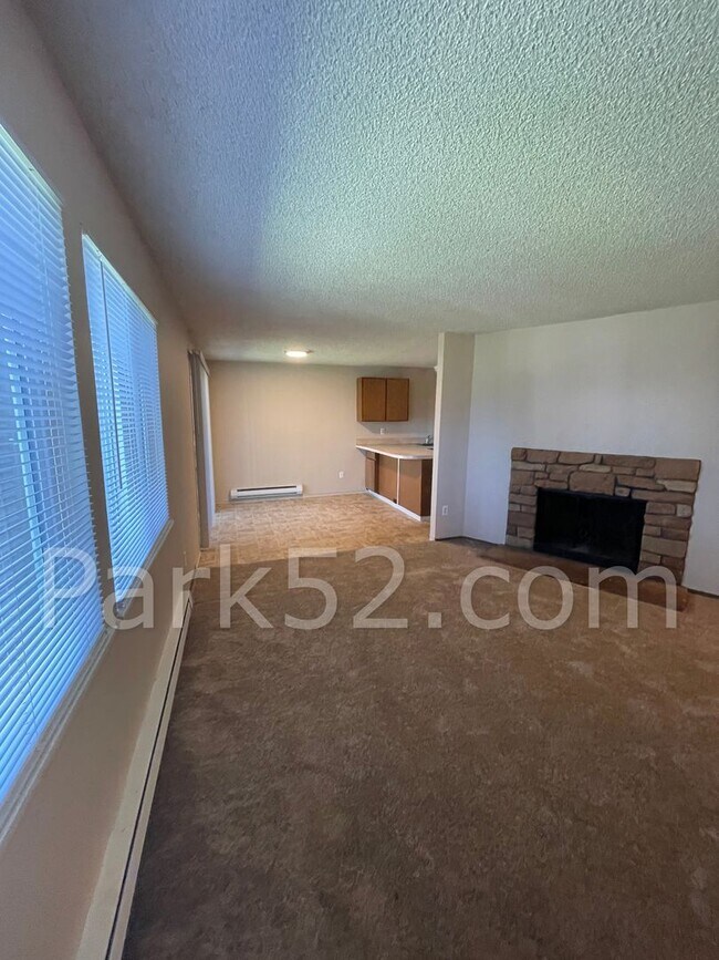 Building Photo - Lower Level 2 Bed 1 Bath Apartment