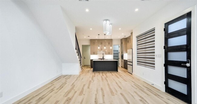 Building Photo - 2318 Arroyo Ave