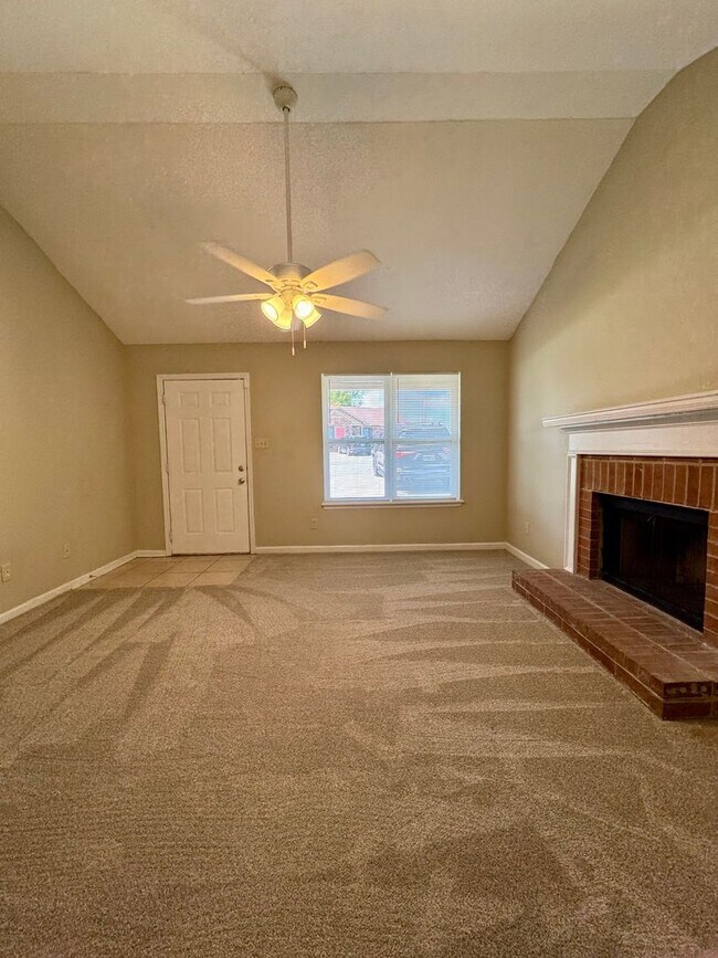 Building Photo - Charming 3 Bedroom, 2 Bath Home Available Now!