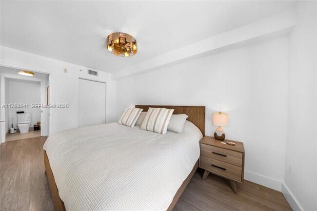 Building Photo - 1025 92nd St