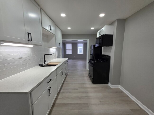 Building Photo - Newly Updated 3 bedroom 1 bathroom Apartment for Rent!