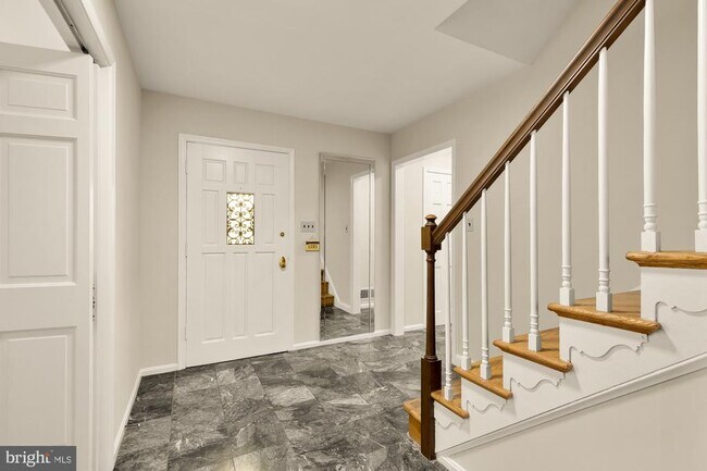 Building Photo - 11000 Rosemont Dr