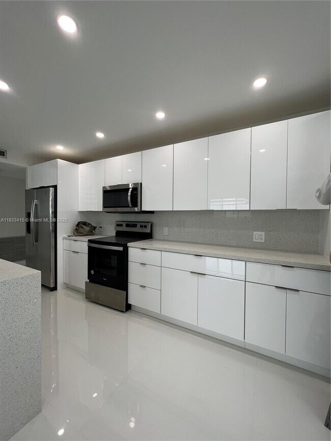 Building Photo - 4200 Hillcrest Dr