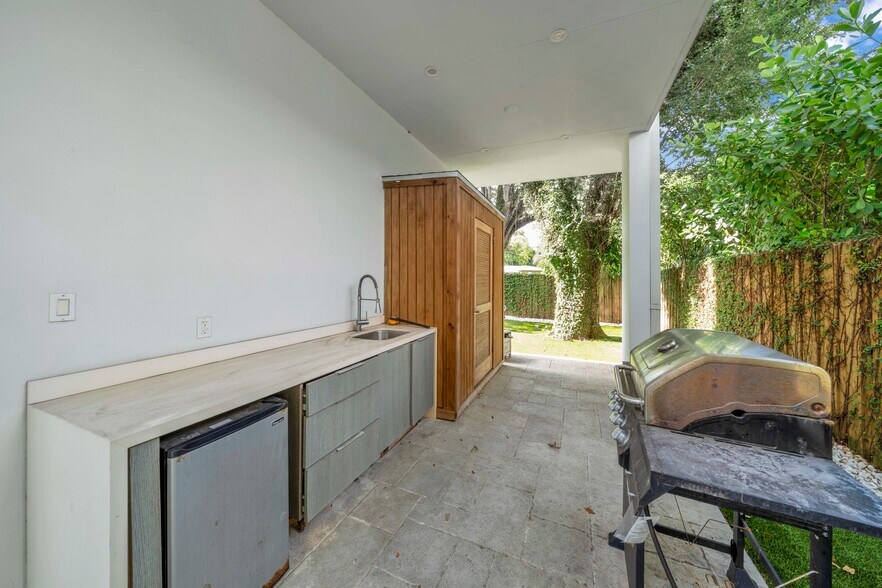 Building Photo - 5720 Coral Way