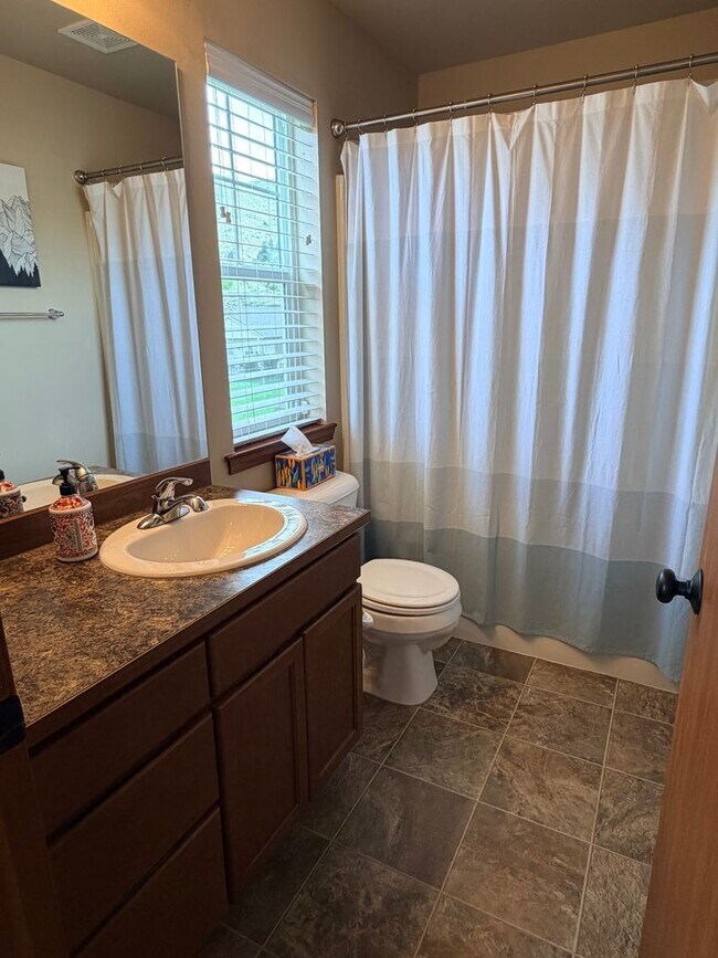 Building Photo - Short term, fully furnished home! 3 bed, 2.5 bath, central a/c, w/d, d/w, covered parking, great ...