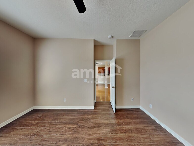 Building Photo - 503 9th St NE