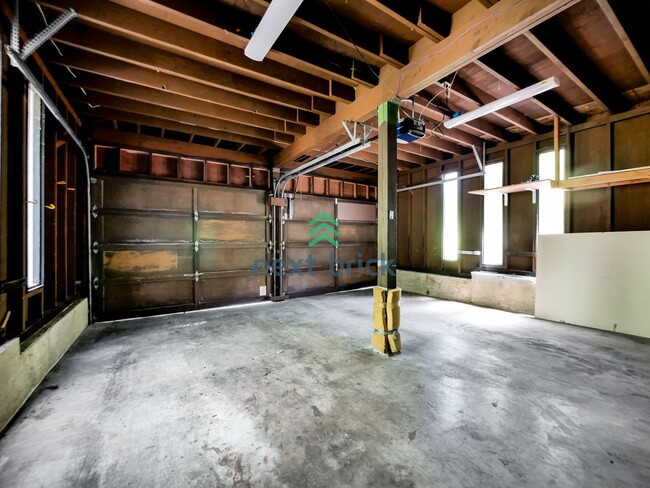 Building Photo - 4 Bed 2.5 Bath Single-Family House at the ...