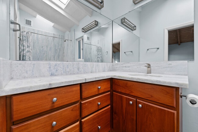 Building Photo - 425 Neptune Ave