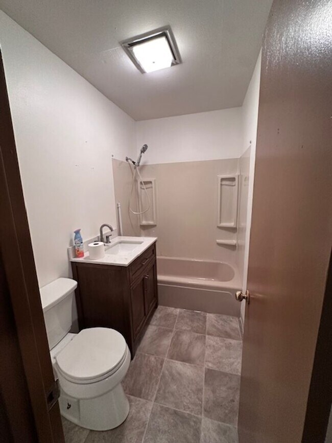 Building Photo - Maryville 37803 - 5 bedroom, 3 bath home - Contact Karen Robertson (865) 454-7626