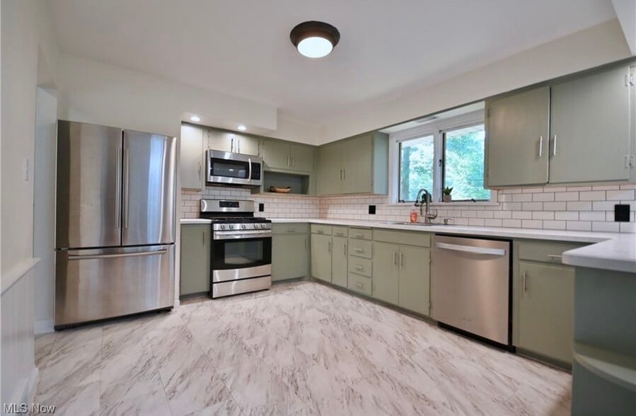 Refrigerator/dishwasher/microwave/gas range - 365 Sleepy Hollow Dr