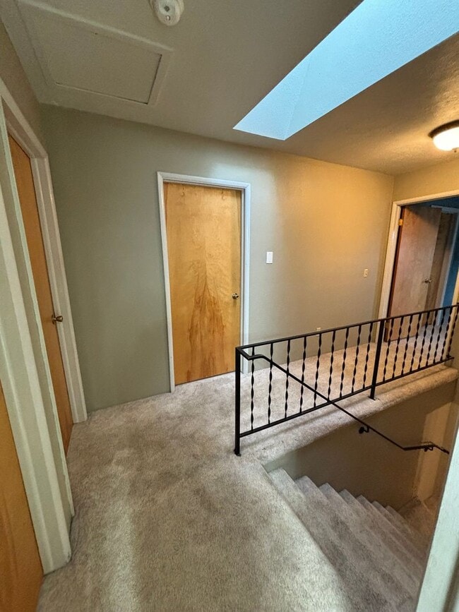 Building Photo - Spacious 4BR, 2.5BA home on 1.3 acres in O...