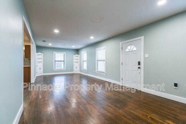 Building Photo - 2205 Live Oak St