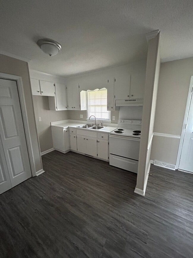 Building Photo - 3 bedroom, two bath home for rent