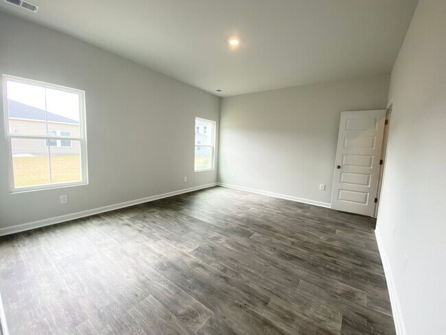 Building Photo - LIKE NEW home in a new subdivision!